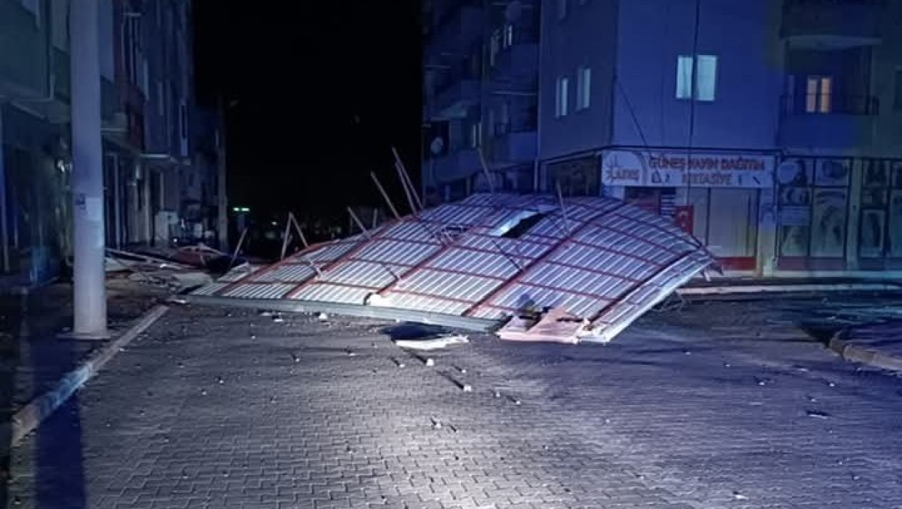 Niğde'nin Çiftlik İlçesinde Fırtına Felaketi: Çatılar Uçtu, Araçlar Zarar Gördü