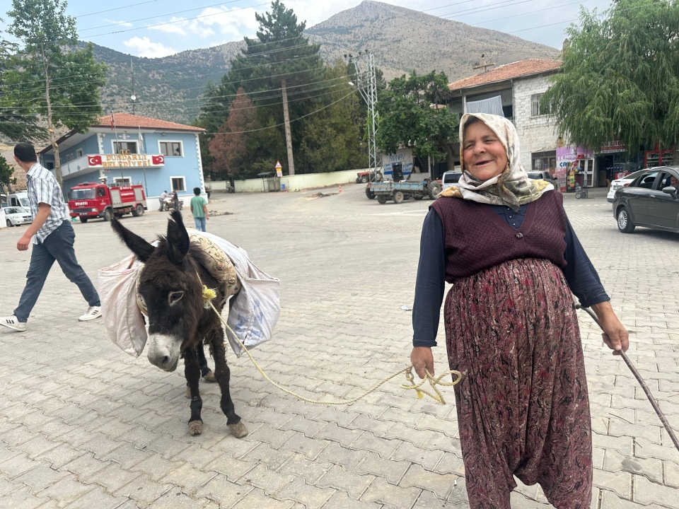 Dündarlı'da Eşeğiyle Birlikte Yaşayan Teyze, Gerçek Dostluğun Anlamını Taşıyor