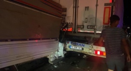   Niğde-Adana Otoyolunda  Kamyonet Tıra Arkadan Çarptı: 1 ölü   