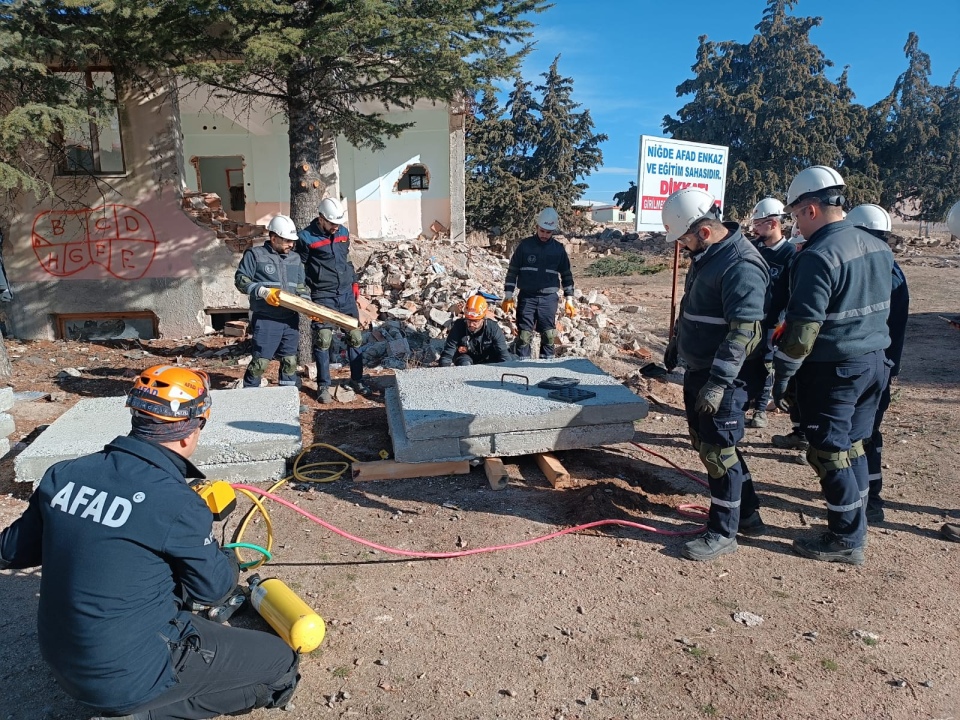 Niğde AFAD, 7. Ana Bakım Fabrika Müdürlüğü personeline deprem eğitimi verdi