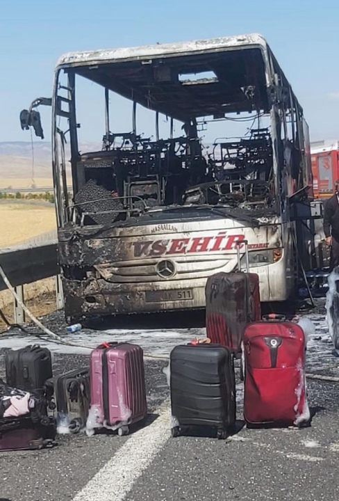 Niğde-Ankara Otobanında Seyir Halindeki Yolcu Otobüsü Yandı   