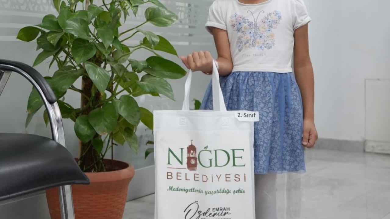 Niğde Belediyesi, Öğrencilere Kırtasiye ve Formada Yardımda Bulundu