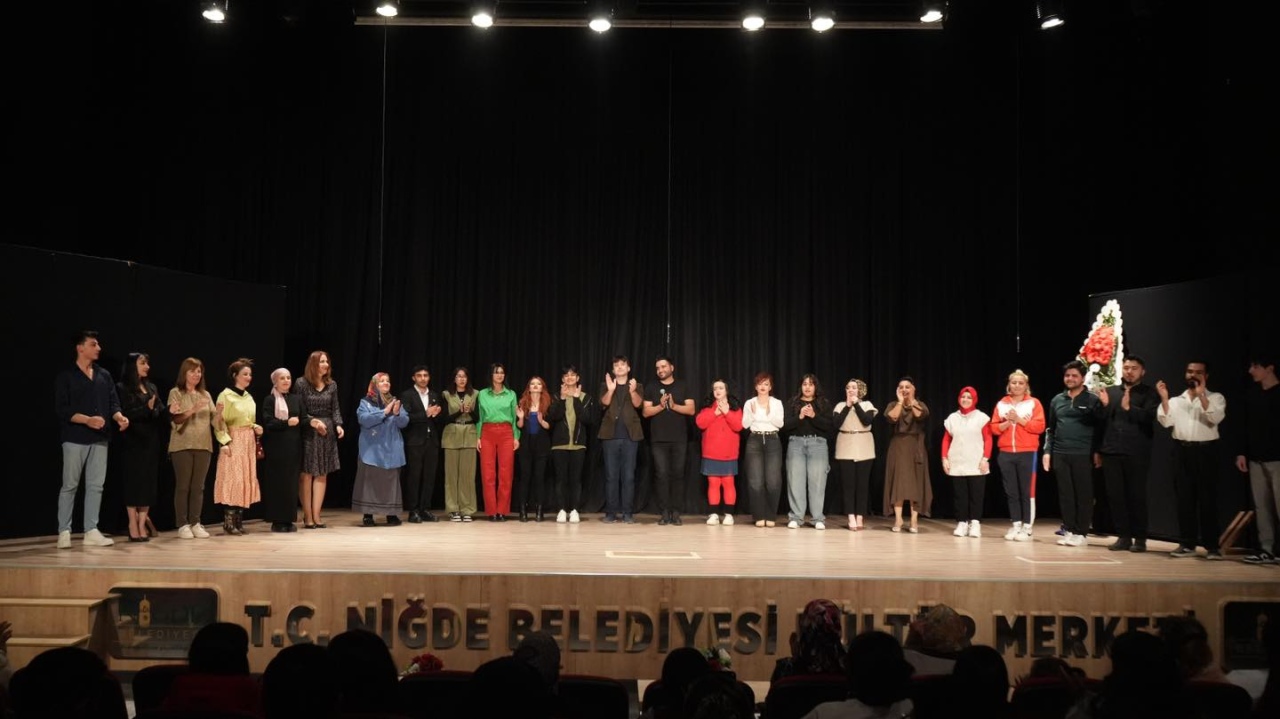 Niğde Belediyesi Tiyatro Ekibi Sade Komedi ile Sahnedeydi