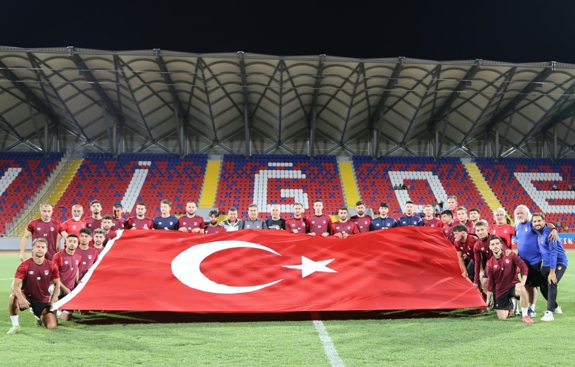 Niğde Belediyespor, antrenman öncesi Türk Bayrağı açtı