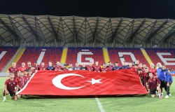 Niğde Belediyespor, antrenman öncesi Türk Bayrağı açtı