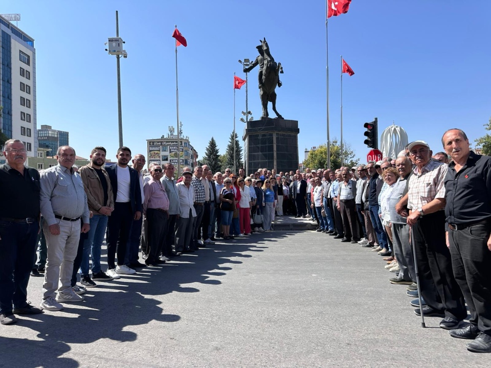 Niğde CHP, 102. Kuruluş Yılını Çelenk Sunarak Taçlandırdı