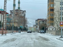 Niğde’de ara yollar buz pistine döndü!