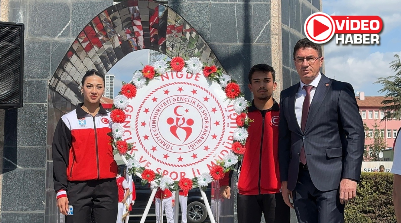Niğde’de Atatürk anıtına çelenk sunuldu