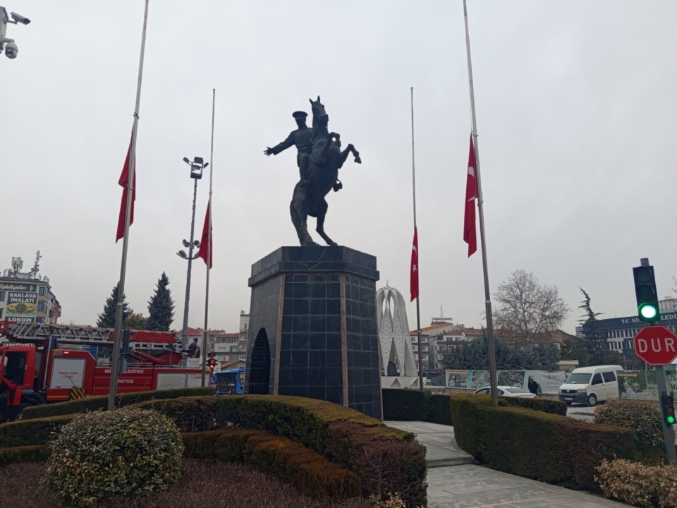 Niğde’de bayraklar yarıya indirildi
