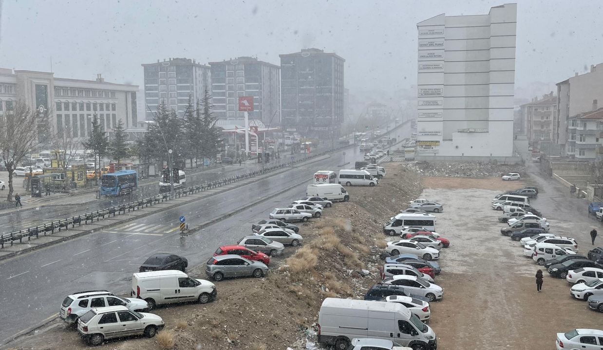 Niğde’de beklenen kar yağışı başladı