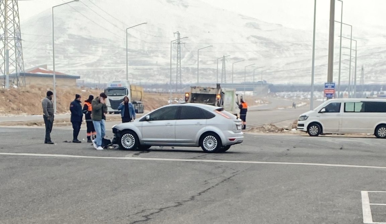 Niğde’de çöp kamyonu ile otomobil çarpıştı