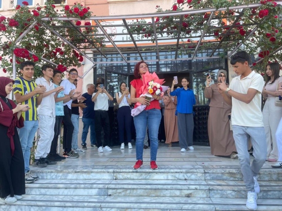 Niğde’de Duygusal Veda: Pembe Öğretmene Çiçekler ve Alkışlarla Emeklilik Sürprizi