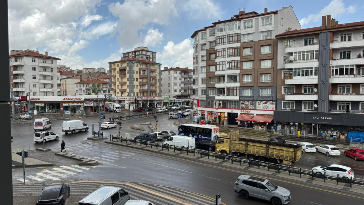 Niğde’de güneşli hava yerini yağışa bıraktı