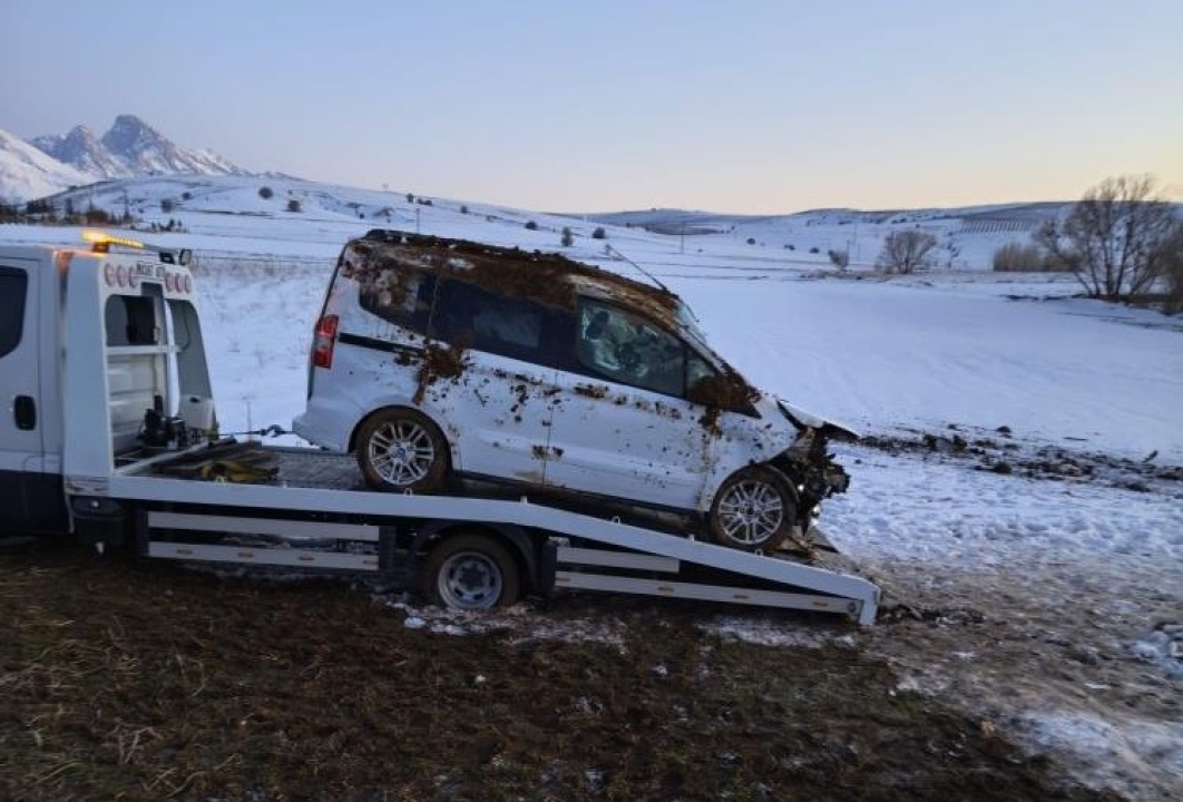  Niğde’de hafif ticari araç takla attı 