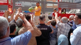 Niğde’de hayırsever esnaf, tonlarca karpuzu bedava dağıttı