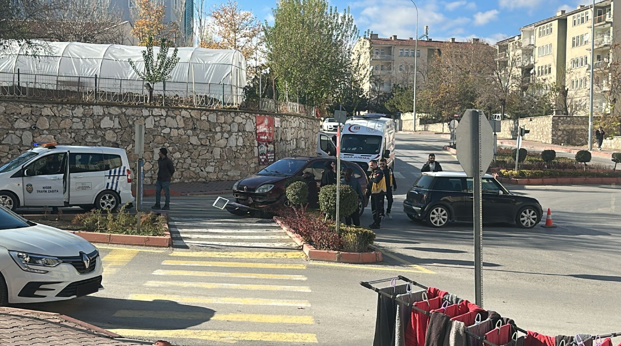 Niğde’de iki otomobil çarpıştı!