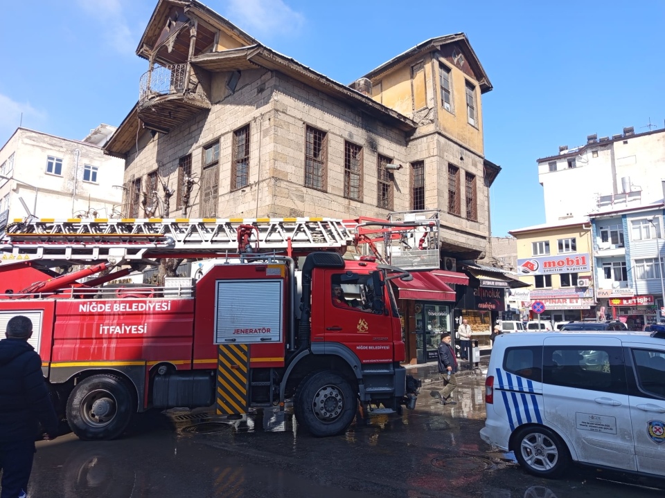 Niğde’de itfaiyeden buz sarkıtlarına müdahale!