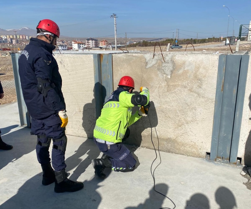 Niğde’de Jandarma personeline enkazda arama ve kurtarma eğitimi