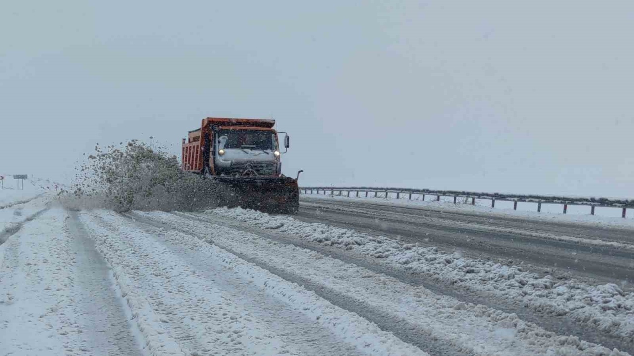 Niğde’de Kar ve Tipi Hayatı Felç Etti: 2 İlçeye Ulaşım Kapandı!