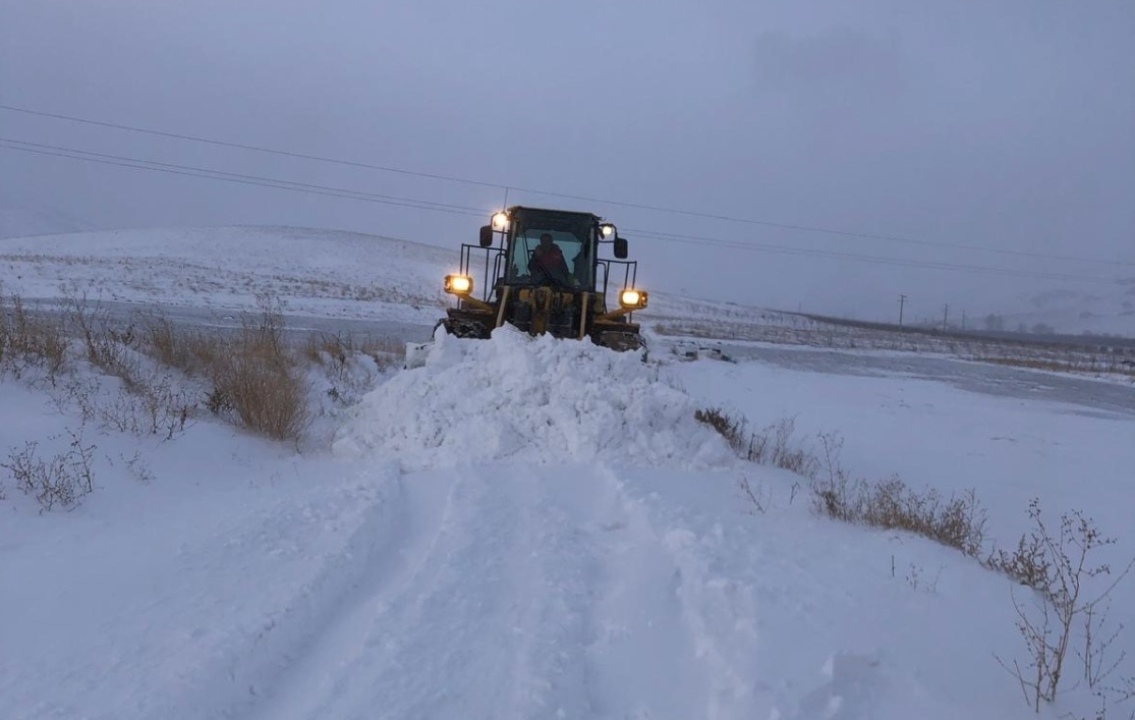 Niğde’de kar ve tipi nedeniyle kapalı yollar yeniden trafiğe açıldı