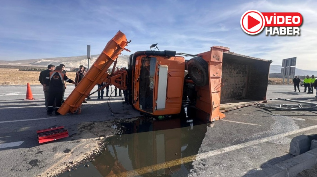 Niğde'de karayollarına ait kamyon devrildi