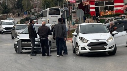 Niğde’de kavşakta iki otomobil çarpıştı