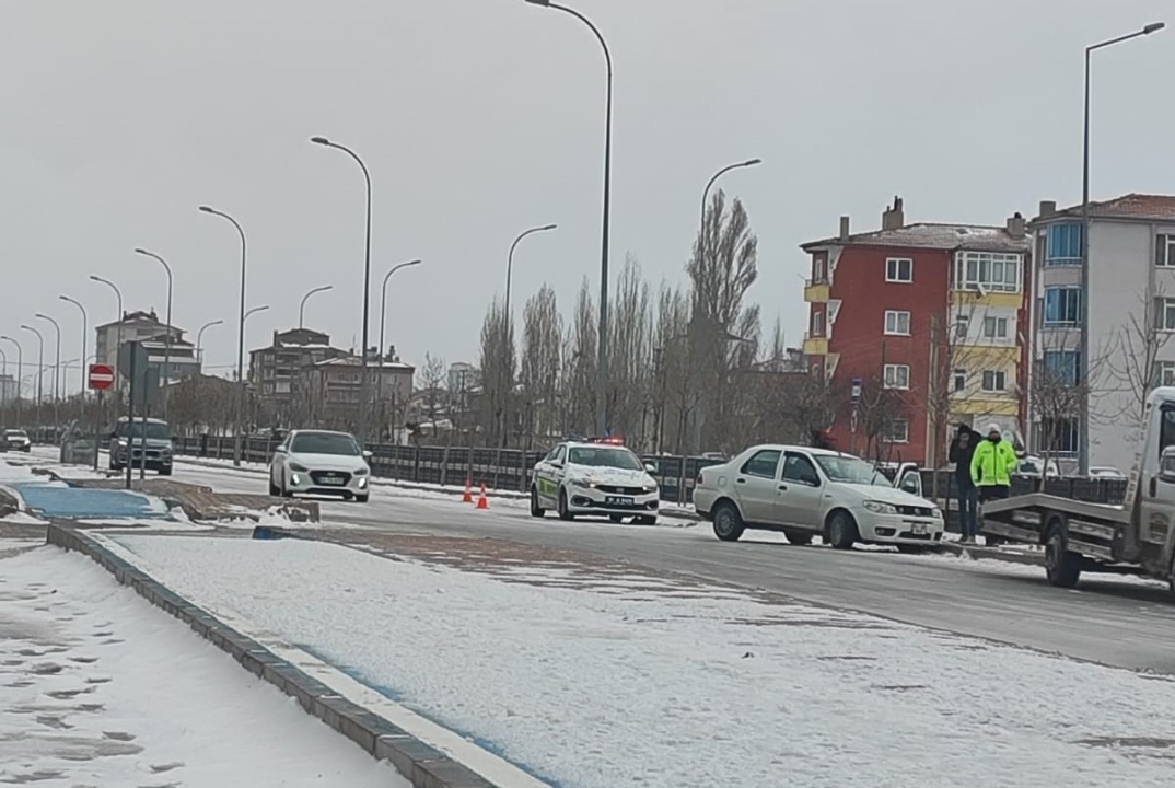 Buzlanma nedeniyle kontrolden çıkan otomobil kaza yaptı