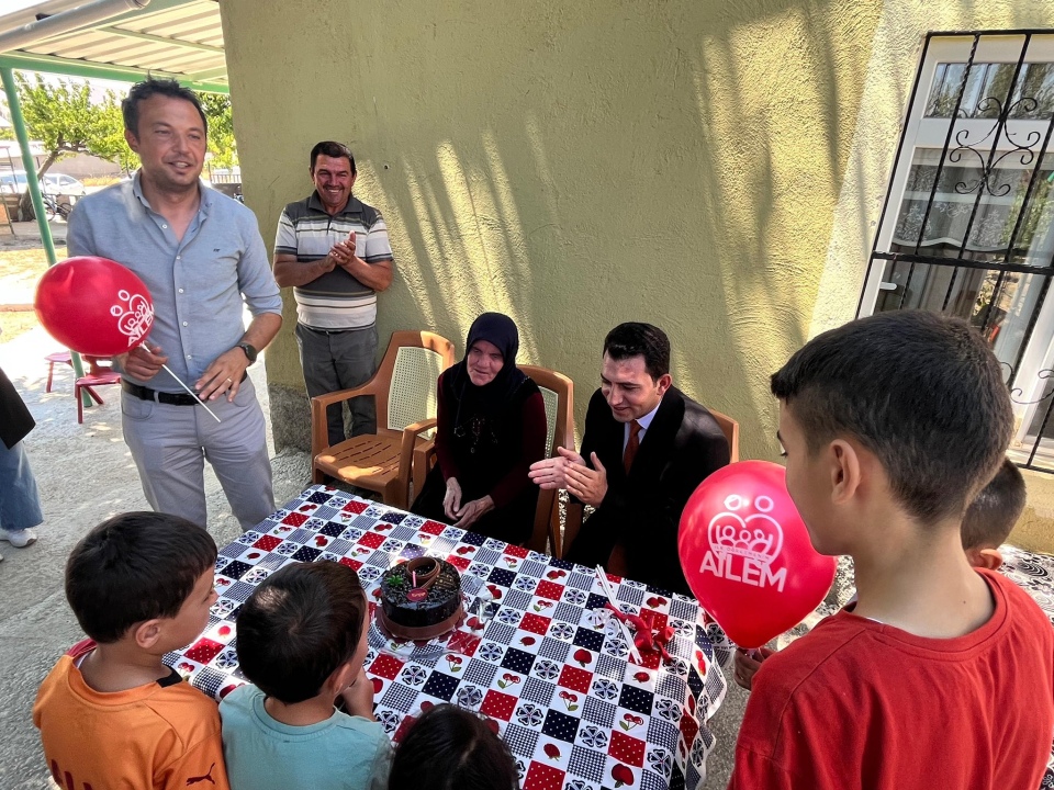 Niğde’de koruyucu aile yanında büyüyen çocuğa doğum günü sürprizi