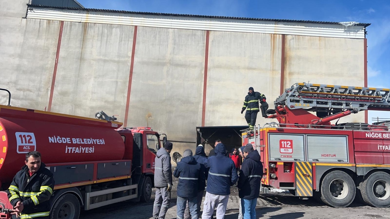  Niğde’de meyve suyu fabrikasında yangın 