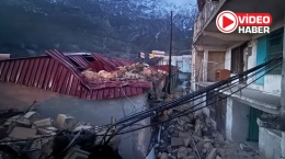 Niğde'de minare yıkıldı, çatılar uçtu   