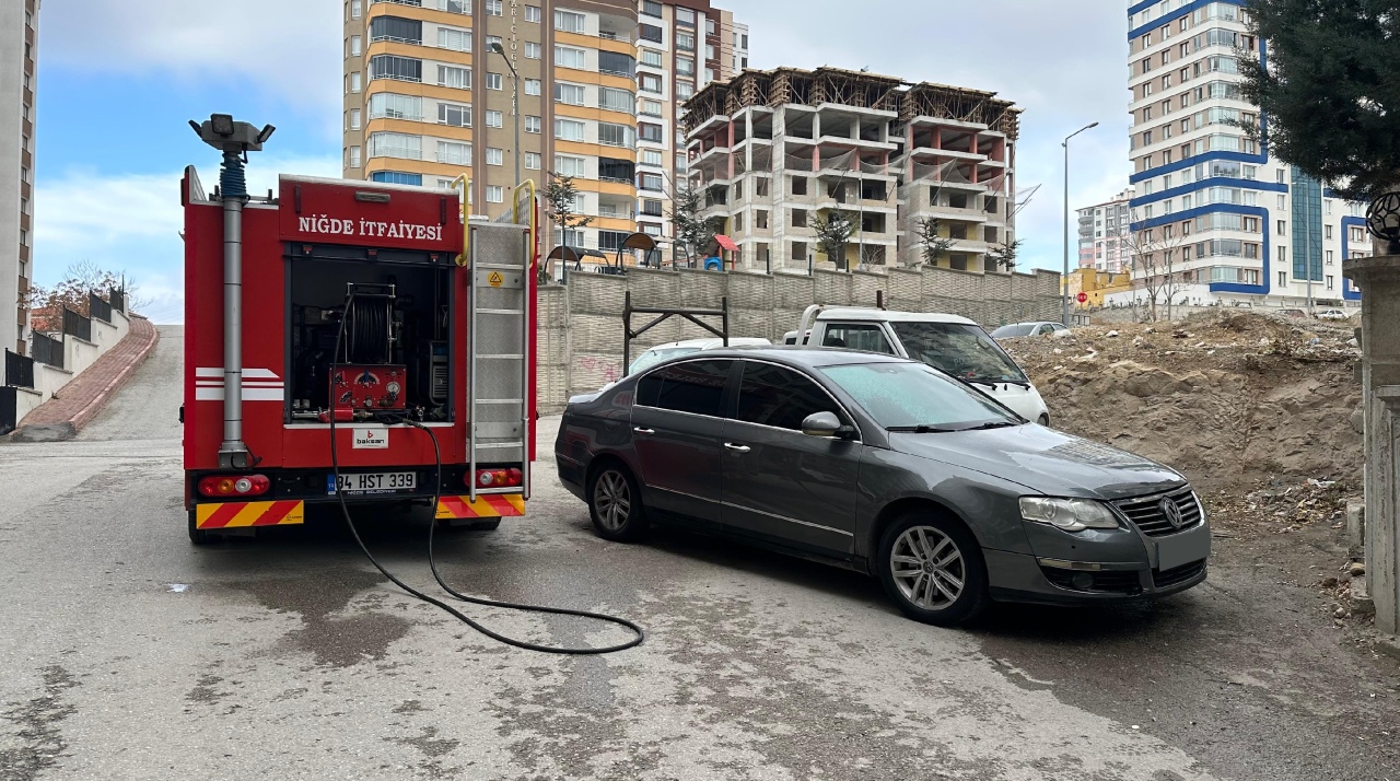  Niğde’de motorundan duman çıkan araçta yangın paniği 