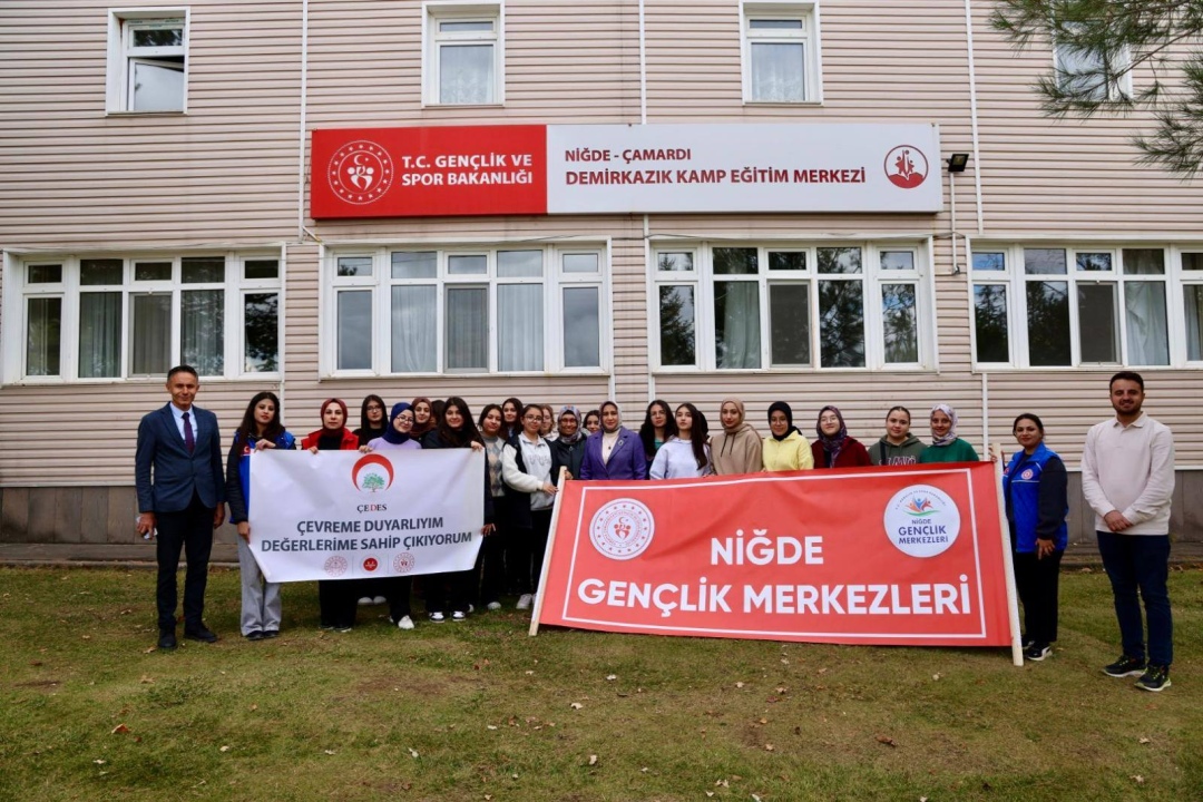 Niğde’de Öğrenciler Çamardı Emli Vadisi’nde Doğa Yürüyüşü Yaptı