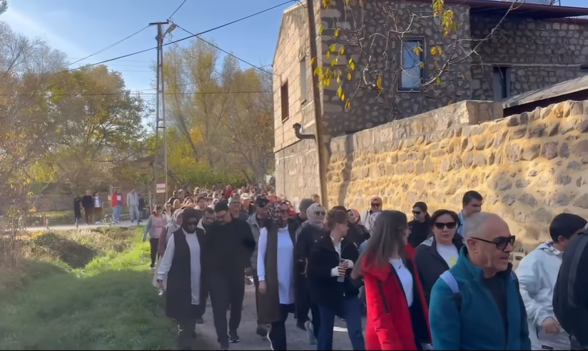 Niğde’de Öğretmenler Günü Yürüyüşü yoğun katılımla gerçekleşti