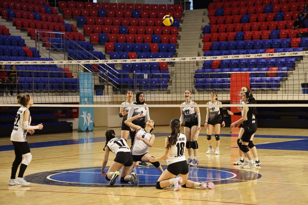 Niğde’de Okul Sporları Gençler B Voleybol Müsabakaları Sona Erdi!