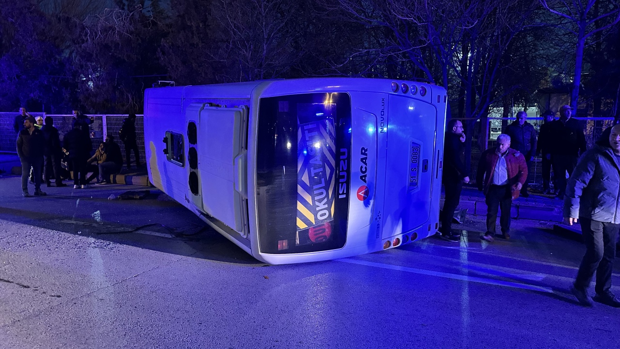  Niğde’de otomobil ile minibüs çarpıştı! Çok sayıda yaralı var  