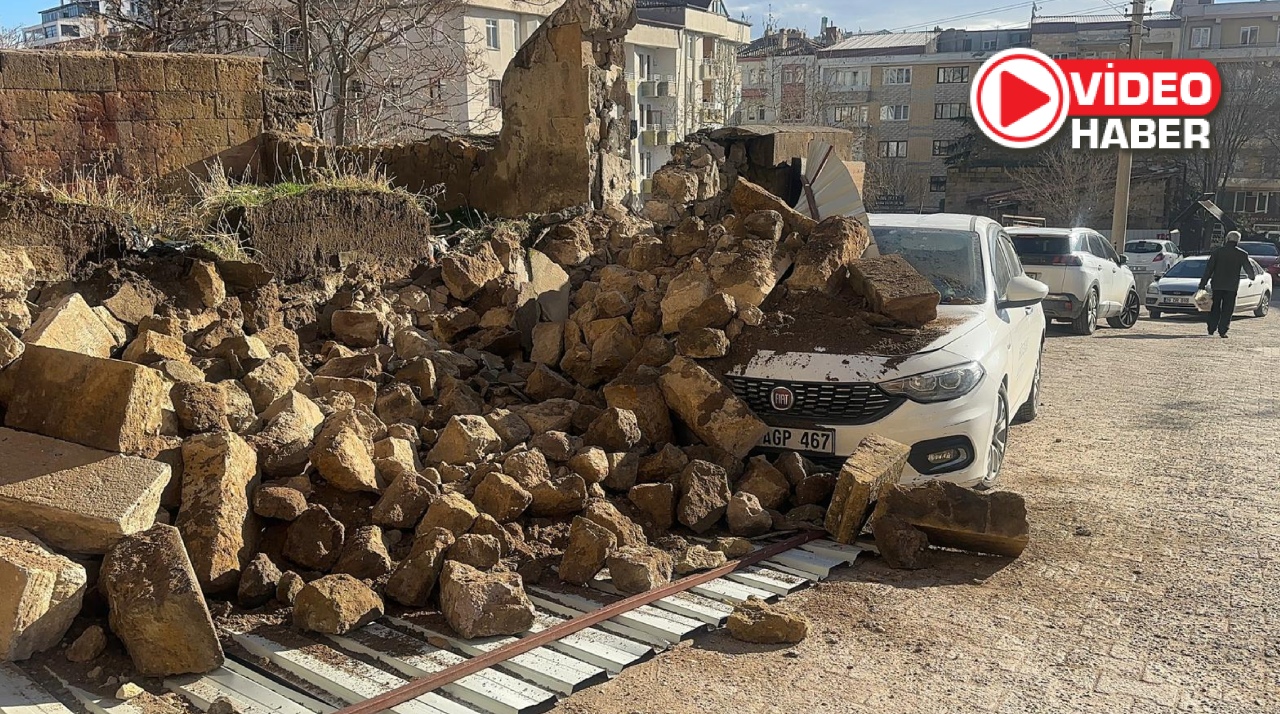 Niğde’de otomobilin üzerine duvar devrildi