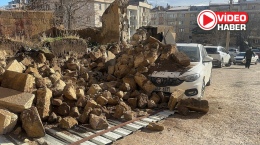 Niğde’de otomobilin üzerine duvar devrildi