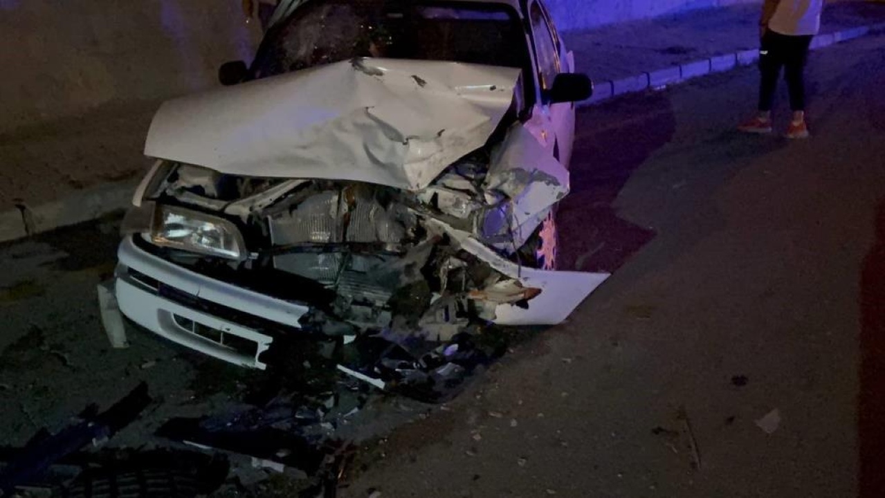 Niğde’de  otomobiller kafa kafaya çarpıştı: 3’ü çocuk 6 yaralı 