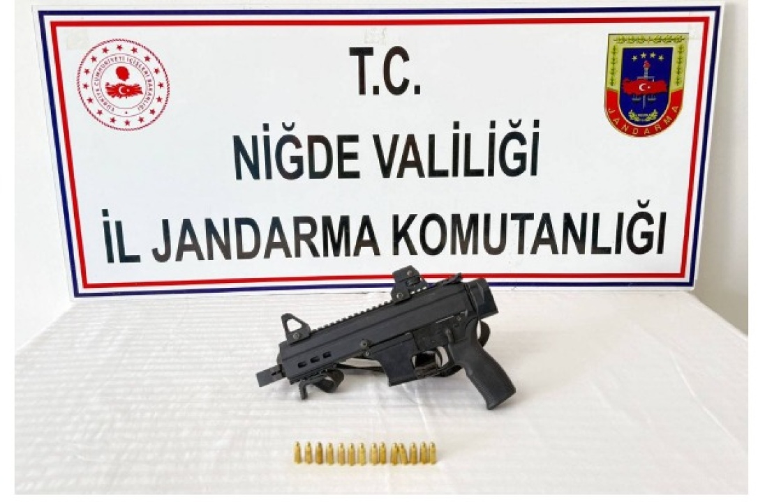 Niğde’de ruhsatsız makineli tabanca ele geçirildi
