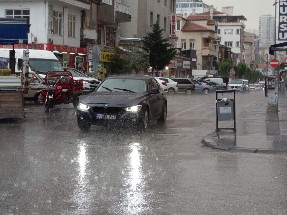 Niğde’de sağanak yağış hayatı olumsuz etkiledi