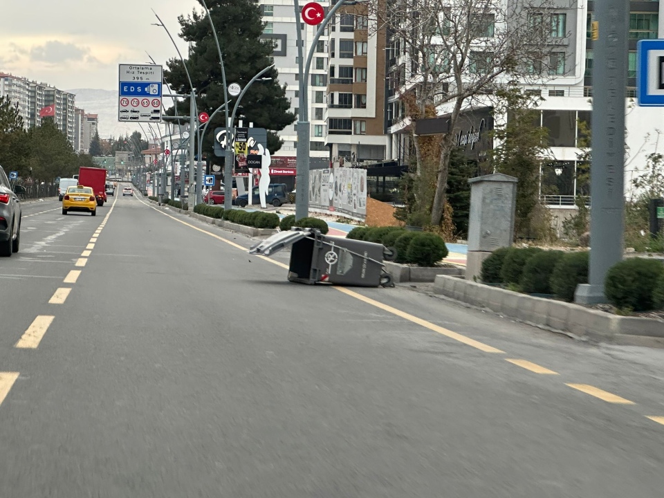 Niğde’de şiddetli fırtına! Çöp konteynerleri devrildi