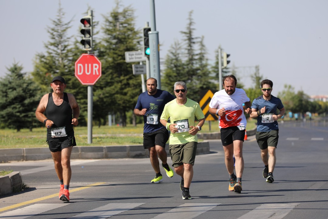 Niğde’de Spor Rüzgarı Esti: Yarı Maraton ve Festival Coşkusu