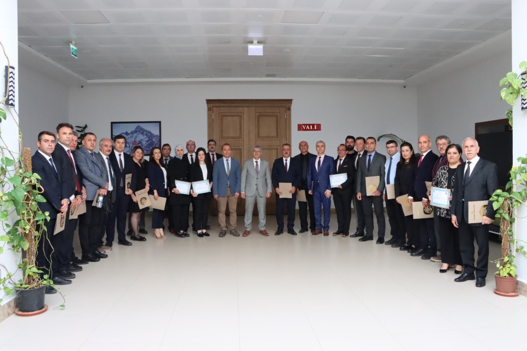 Niğde’de tarıma katkı sağlayan personele Vali Çelik’ten başarı belgesi