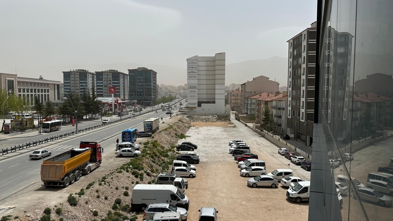 Niğde’de toz etkili oldu, görüş mesafesi düştü