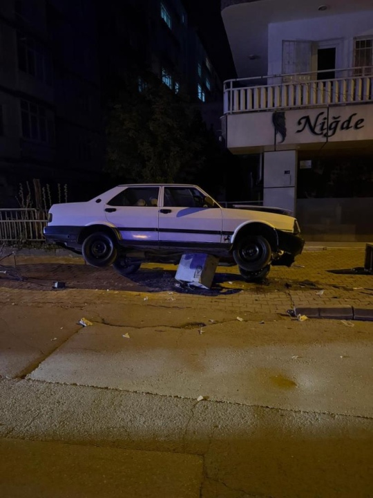 Niğde’de Trafik Kazası: Otomobil Trafonun Üzerine Çıktı 