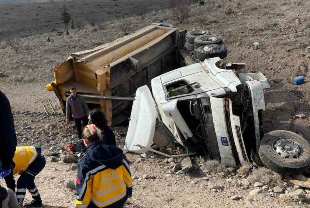 Niğde’de virajı alamayan kamyon şarampole devrildi