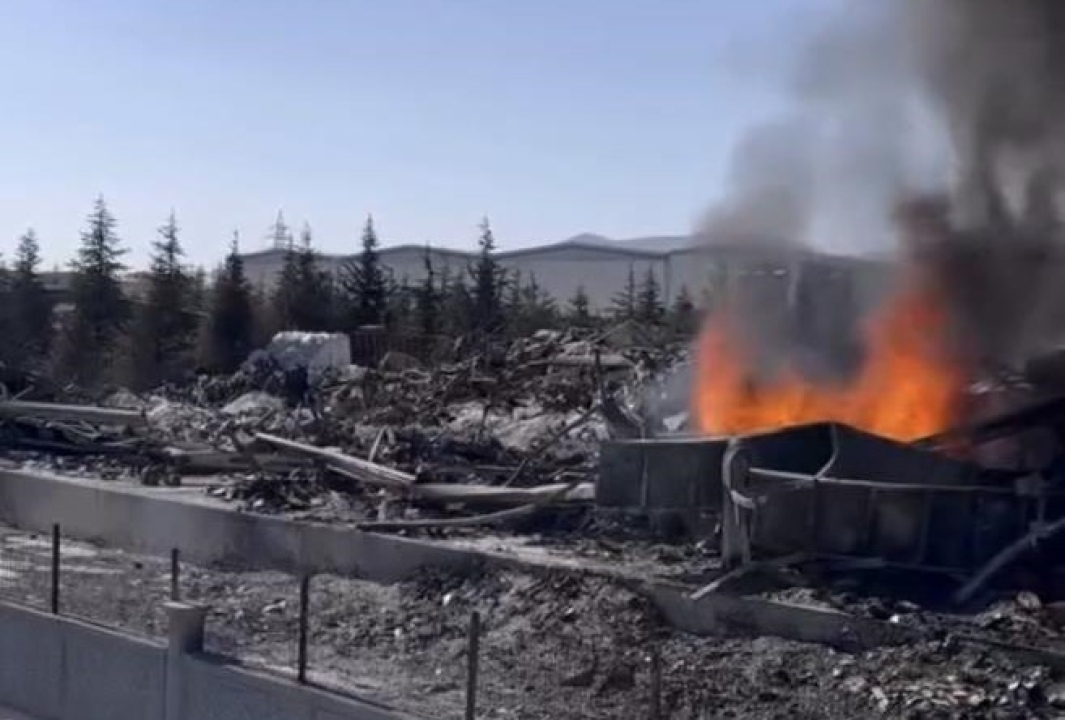 Niğde’de yanan fabrikada yeniden alevler yükseliyor