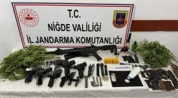 Niğde’nin Alay Beldesinde evinde çok miktarda uyuşturucu ve 10 ruhsatsız tabanca ele geçirilen şüpheli tutuklandı. 