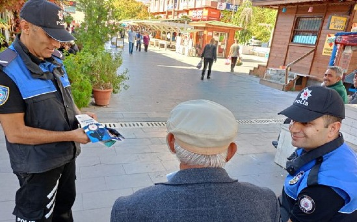 Niğde Emniyeti'nden Öğrencilere ve Vatandaşlara Bilgilendirme Çalışmaları