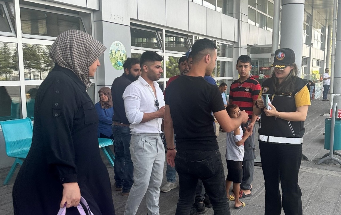 Niğde Emniyeti'nden uyuşturucuyla mücadelede bilgilendirme atağı